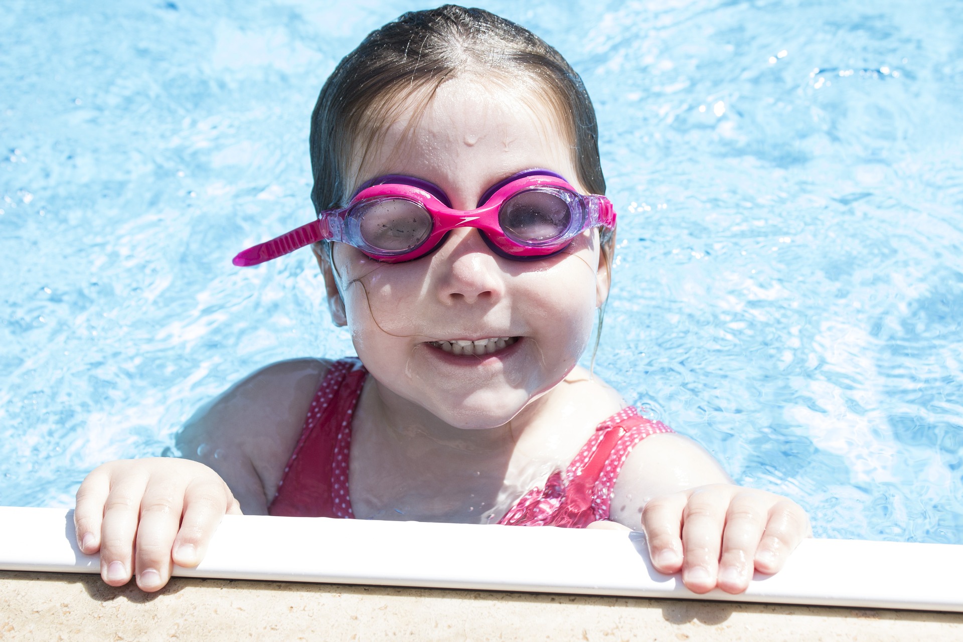 holčička brýle bazén
